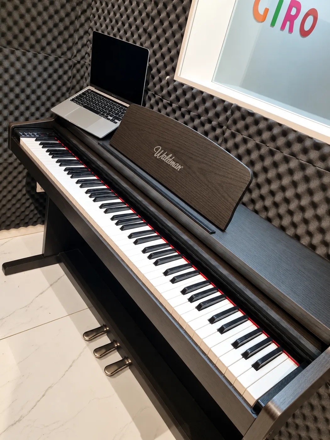 Sala de aulas com piano digital